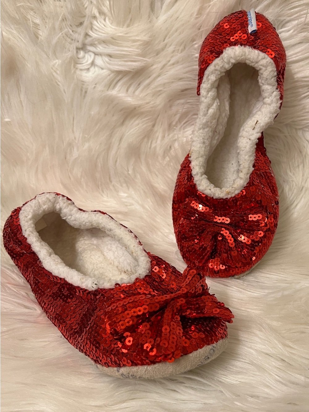 Snoozies Woman’s Red Sequin Cozy Slippers, Fleece Lined Size 7-8